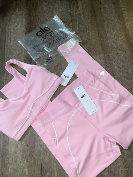 ALO Yoga Other - ALO Yoga Light Pink Women's Sports Bra & Leggings Set